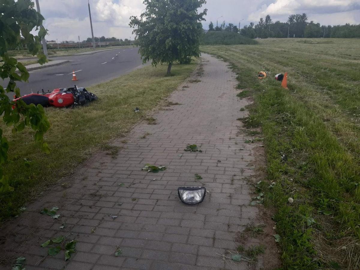Мотоцикл в Бобруйске врезался в дерево - водитель и пассажирка получили травмы