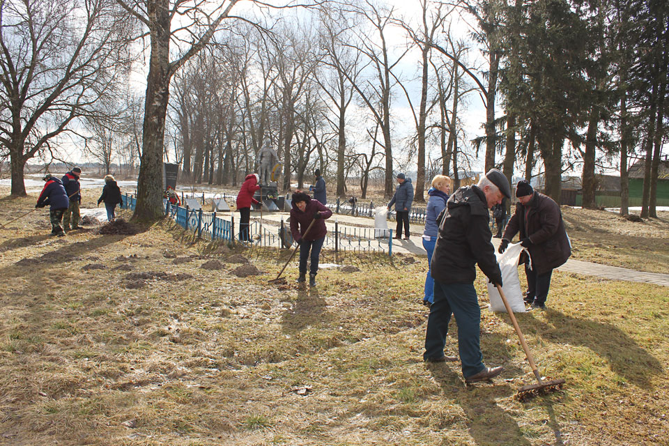 Братскую могилу в деревне Селец Могилевского района привели в порядок представители областного объединения профсоюзов. Фото