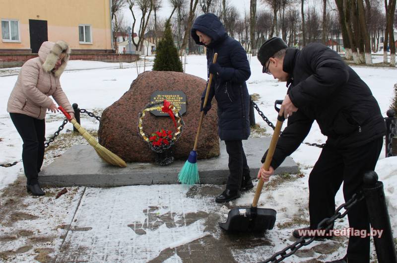 В преддверии Дня памяти жертв Хатыни в Краснополье наводят порядок на воинских захоронениях