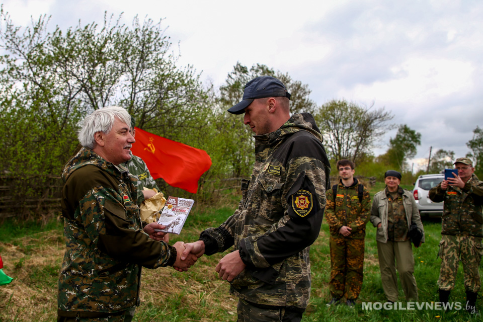 В Шкловском районе представители 52-го отдельного спецбатальона Минобороны и поисковики поднимают останки красноармейцев, погибших летом 1941-го