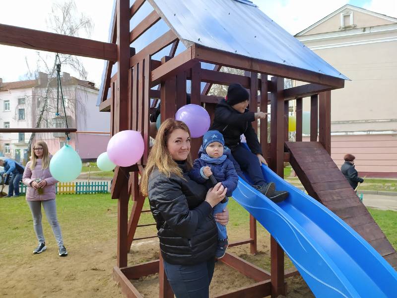 Жильцы домов 30 и 32 по Витебскому проспекту установили и благоустроили детскую площадку