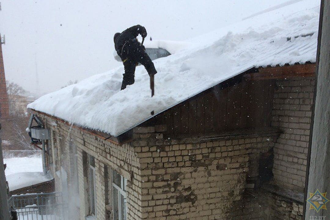 МЧС рекомендует очищать кровли от снега во избежание несчастных случаев