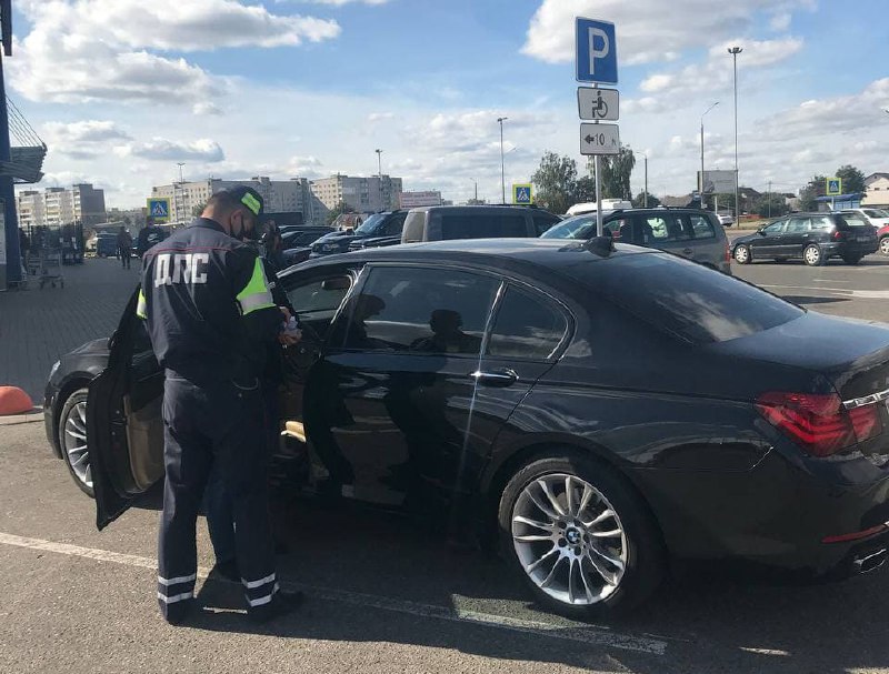 Сотрудники ГАИ в Могилеве провели рейды по стоянкам крупных торговых центров
