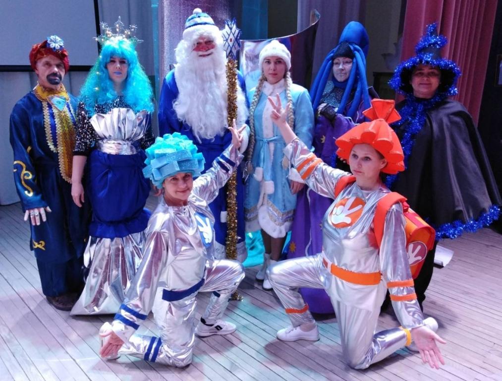 Учащиеся и педагоги чериковского Центра творчества детей и молодежи представили новогоднее представление. Фото