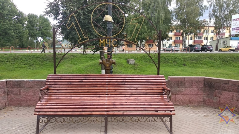 Скамейку и остановочный пункт оформили в стиле МЧС в Кричеве