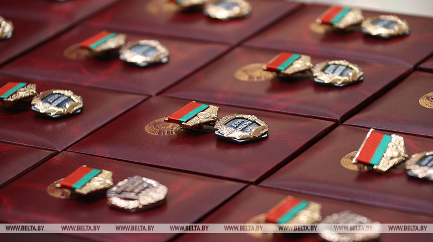 Александр Лукашенко вручил государственные награды заслуженным деятелям различных сфер