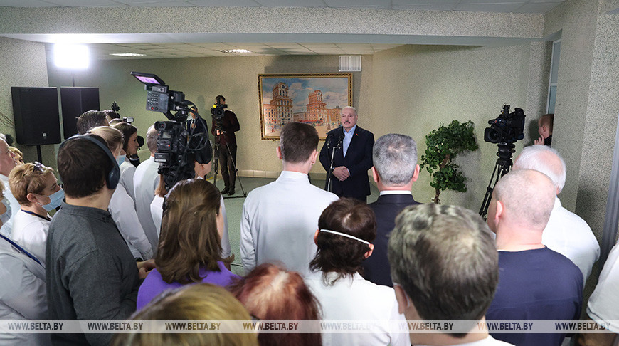 Александр Лукашенко отмечает высокую явку на досрочном голосовании по Конституции