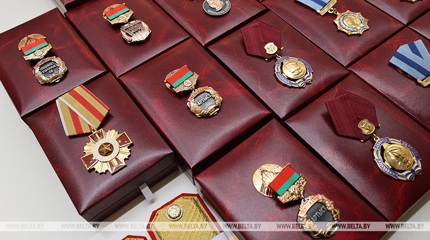 "Искренне горд за каждого". Александр Лукашенко вручил госнаграды и генеральские погоны