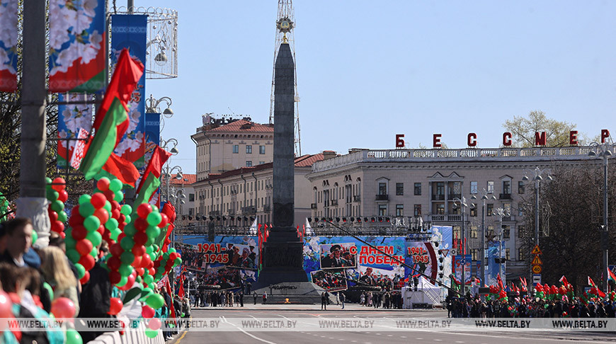 Александр Лукашенко на площади Победы: что-то не вижу здесь западных послов, вот ваше лицо!