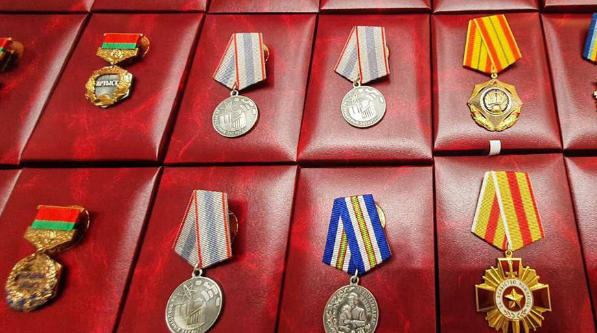 "Людям, которые ставили интересы государства выше личных". Лукашенко вручил госнаграды