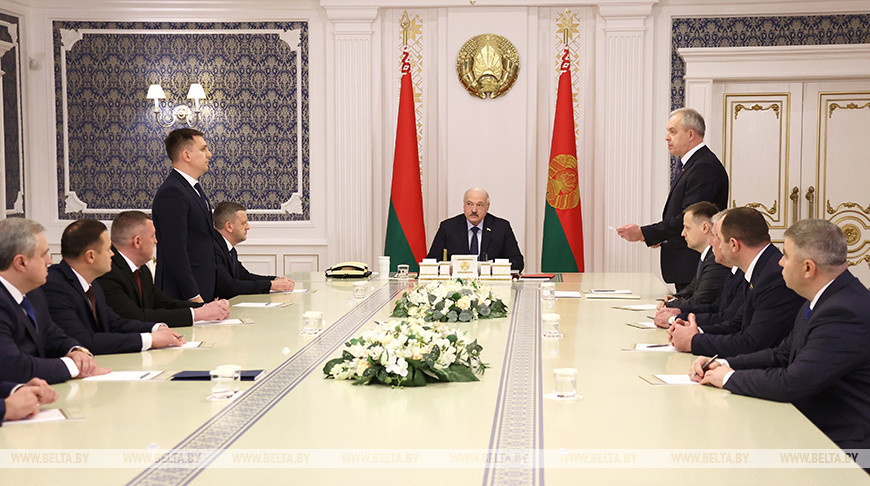 Лукашенко - руководителям местной вертикали: дайте экономику, а все остальное за мной