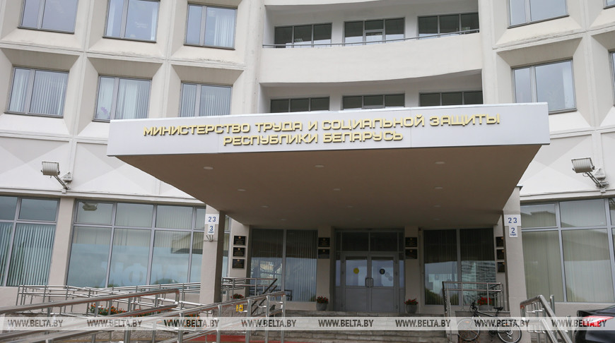 Минтруда напомнило о порядке уплаты страховых взносов для ИП, нотариусов и адвокатов