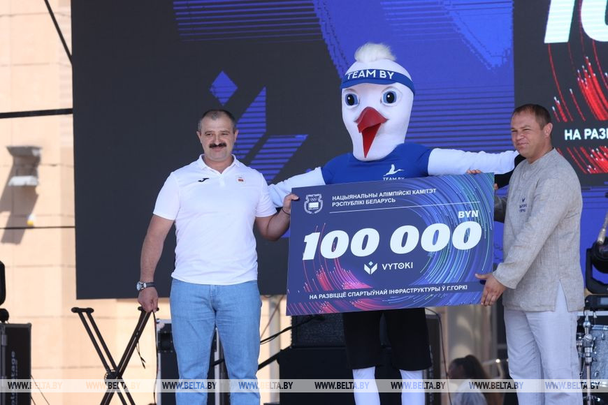 Президент НОК Беларуси Виктор Лукашенко вручил сертификат на развитие спорта в Горках