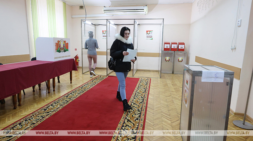 Наблюдатели сообщают об активном участии людей в досрочном голосовании на референдуме