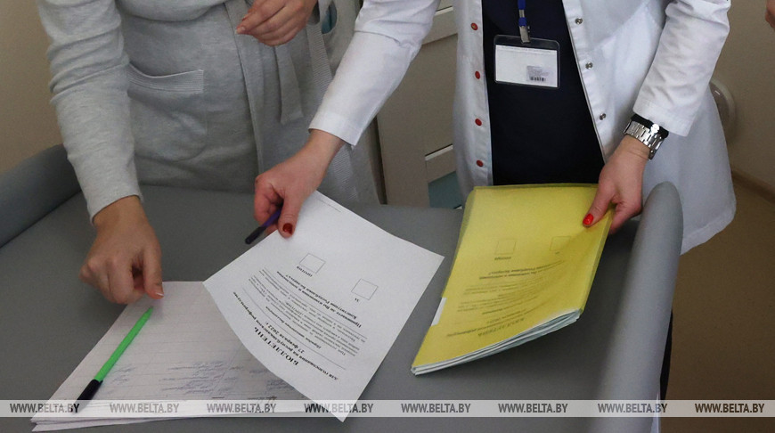 "Важен каждый голос". В Могилеве члены участковой комиссии посещают ковид-пациентов на дому