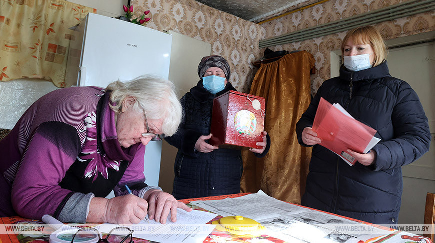 Жительница Вишова: голосую на дому впервые и очень рада такой возможности