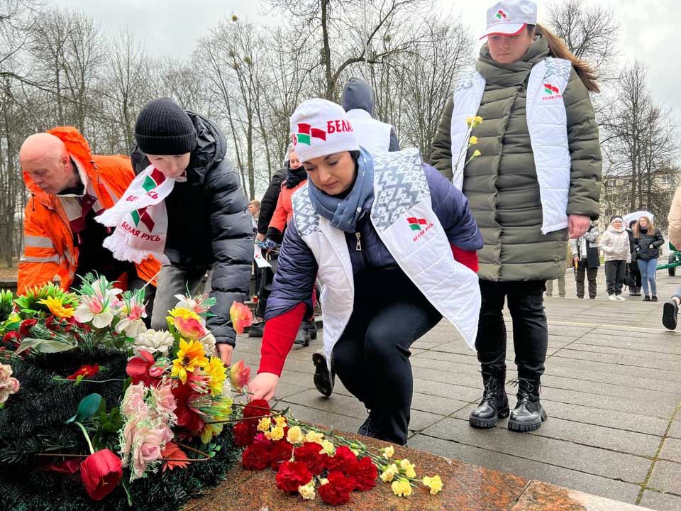 Делегаты конференции районной организации "Белая Русь" возложили цветы к памятнику партизанам и подпольщикам в Бобруйске
