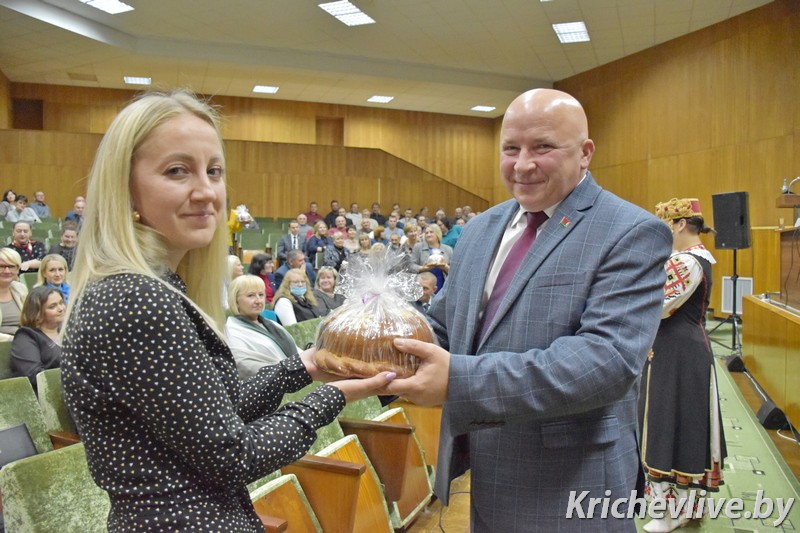 Караваи из муки нового урожая вручены жителям Кричевского района