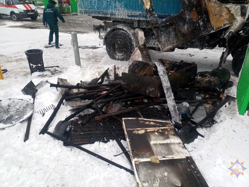 Грузовой «Мерседес» загорелся в Могилеве - взорвался газовый баллон. Видео