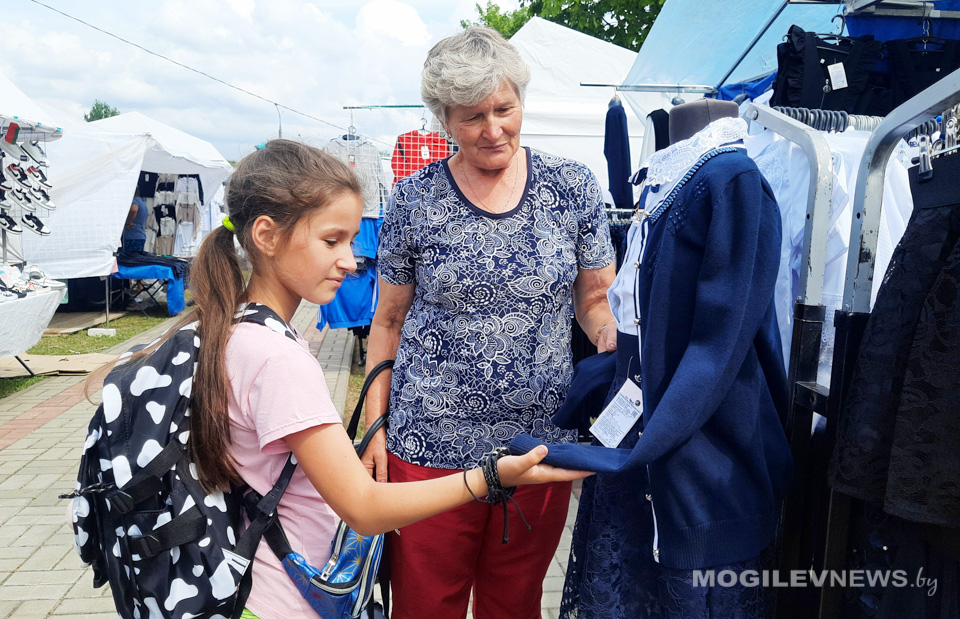 Школьный базар начал работу в Могилеве. Фото