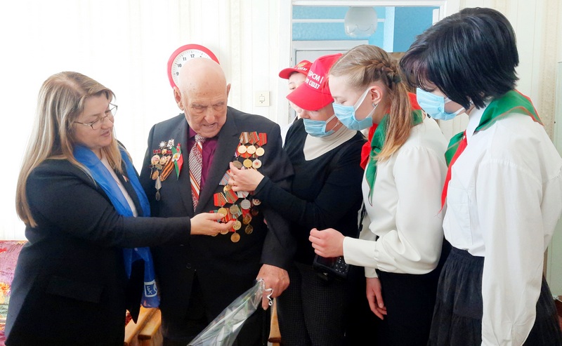 Школьники вместе с депутатом навестили ветерана Великой Отечественной войны. Фото