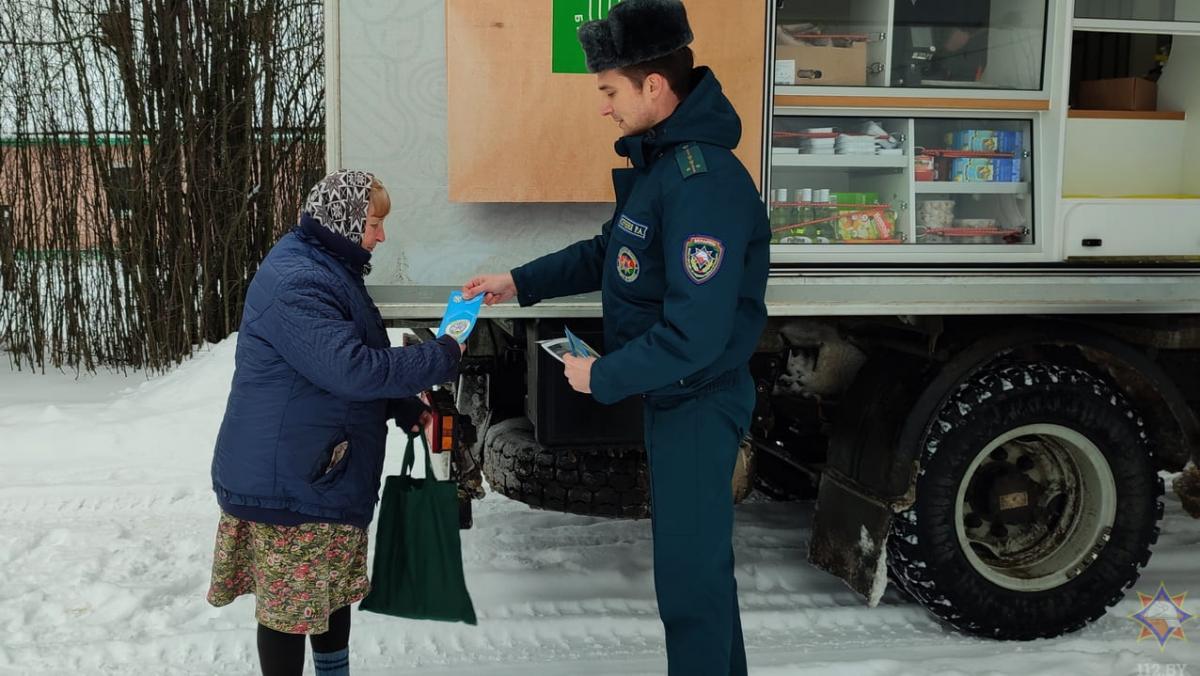 Работники МЧС в Осиповичах напоминают жителям о правилах пожарной безопасности