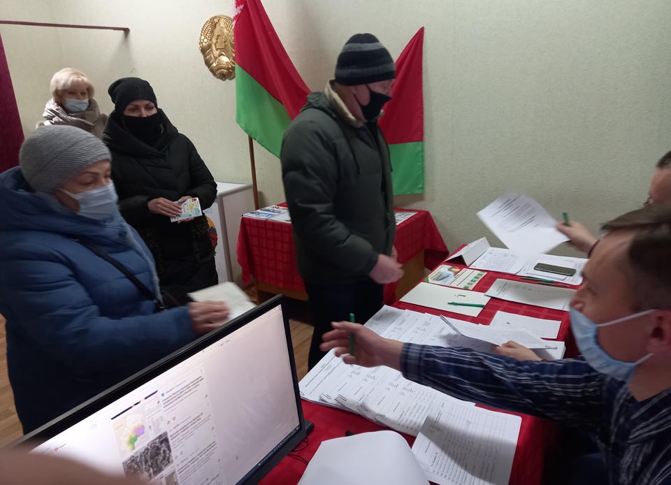 С первых дней досрочного голосования люди идут активно - наблюдатель. Фото