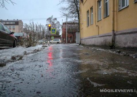 ГАИ призывает водителей и пешеходов быть осторожными на скользкой дороге