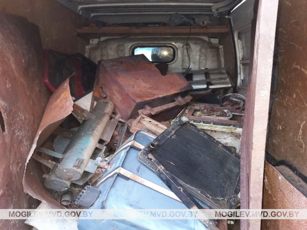 Микроавтобус с тонной лома черных металлов задержали в Бобруйском районе