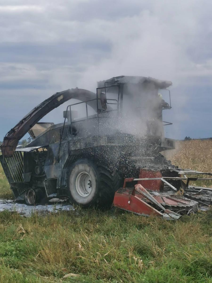 Пожар комбайна во время уборки кукурузы на поле случился в Могилевском районе