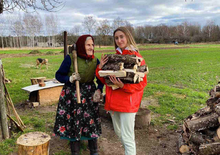 Члены БРСМ Дрибинского района поддержали «Эстафету тепла»: они накололи дрова Юлии Кононковой