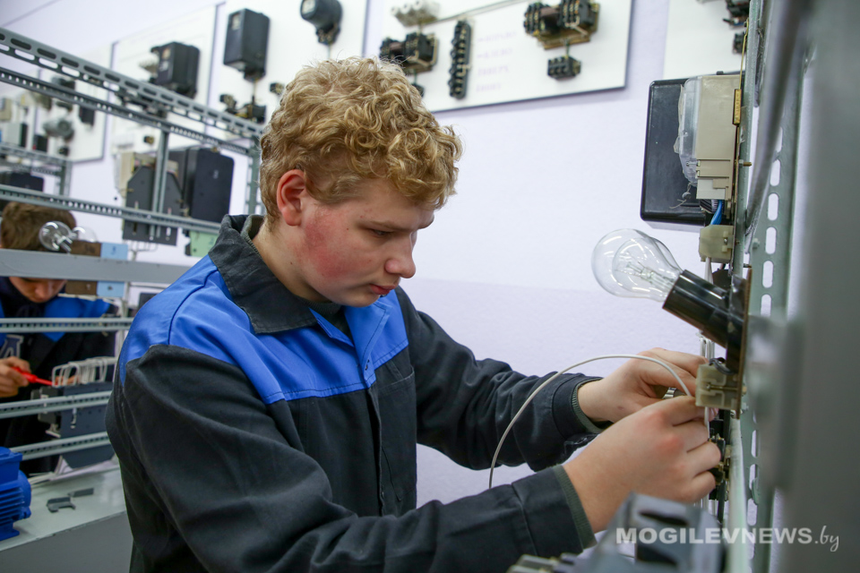 В ГУО «МПЭК» подведены итоги открытого конкурса профмастерства в формате WorldSkills по компетенции «Электромонтаж». Фото