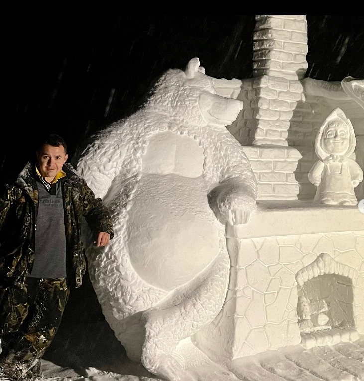 Снежную композицию по мотивам мультфильма «Маша и медведь» создал минчанин в Могилевском районе. Фото