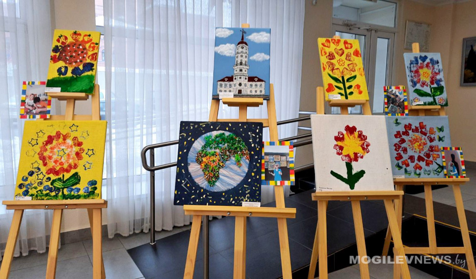 В Могилеве проходит инклюзивная выставка «Прикосновение к цвету». Фото