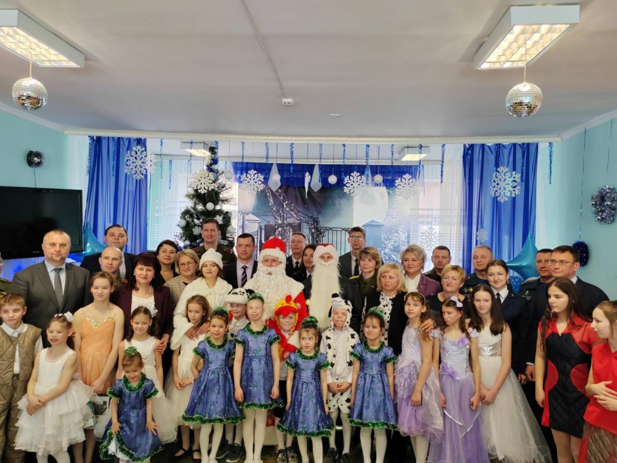 Прокуратура Могилевской области поздравила воспитанников бобруйского Детского дома с новогодними праздниками. Фото