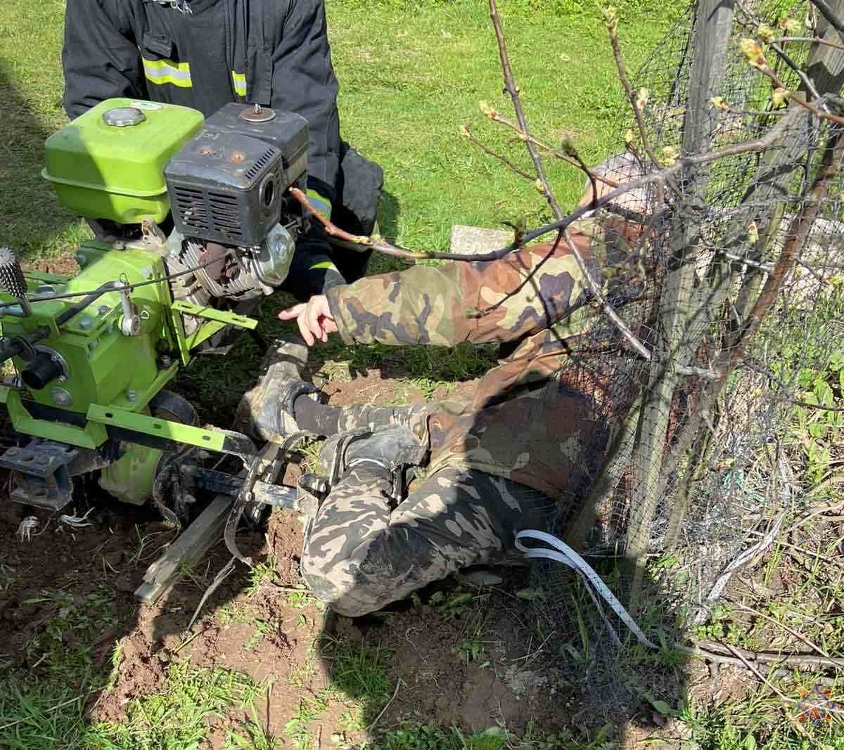 Ногу могилевчанина зажало в мотокультиваторе – помогали спасатели