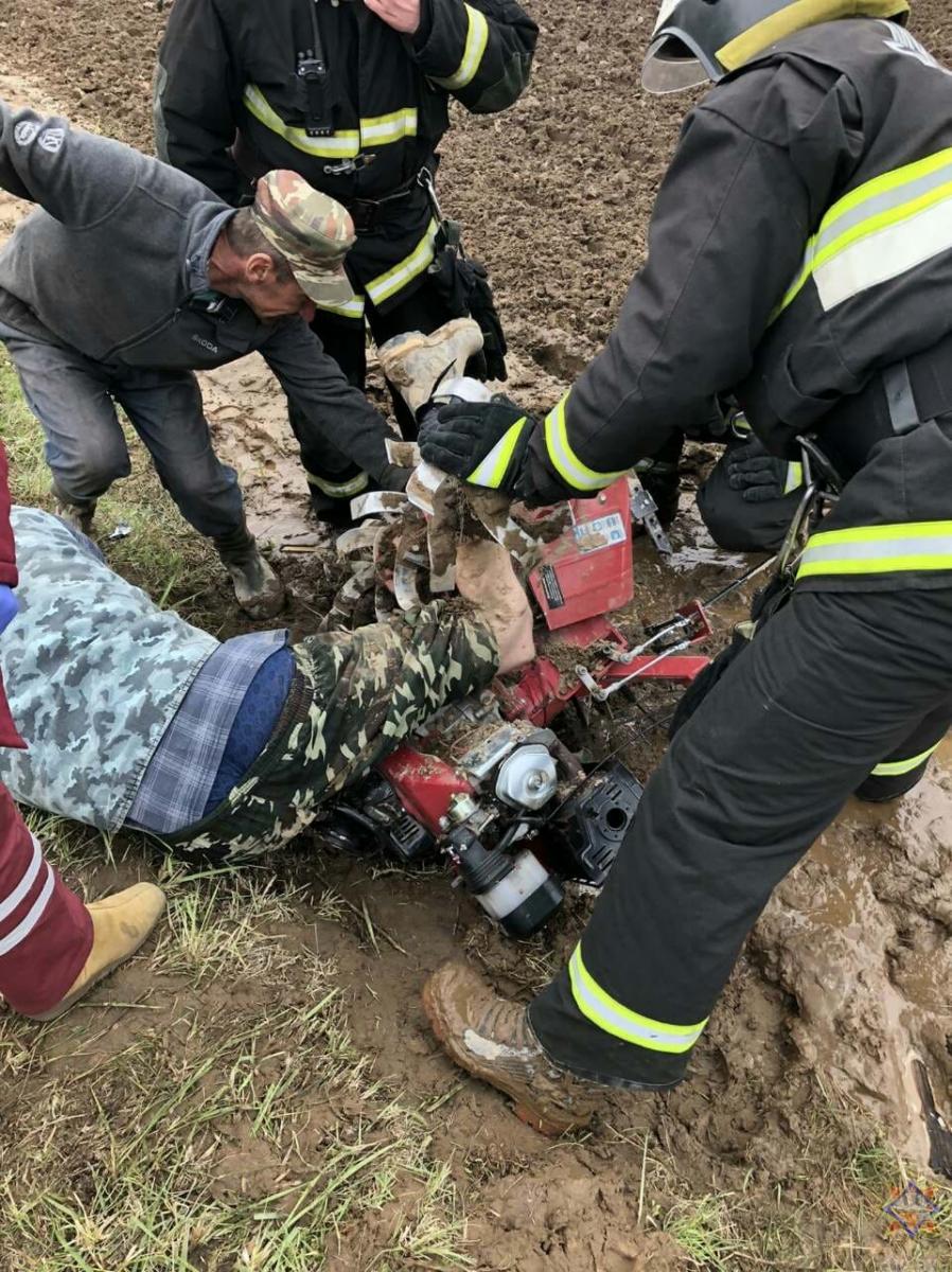 В Климовичском районе мужчина получил травму ноги - ее зажало в мотокультиваторе