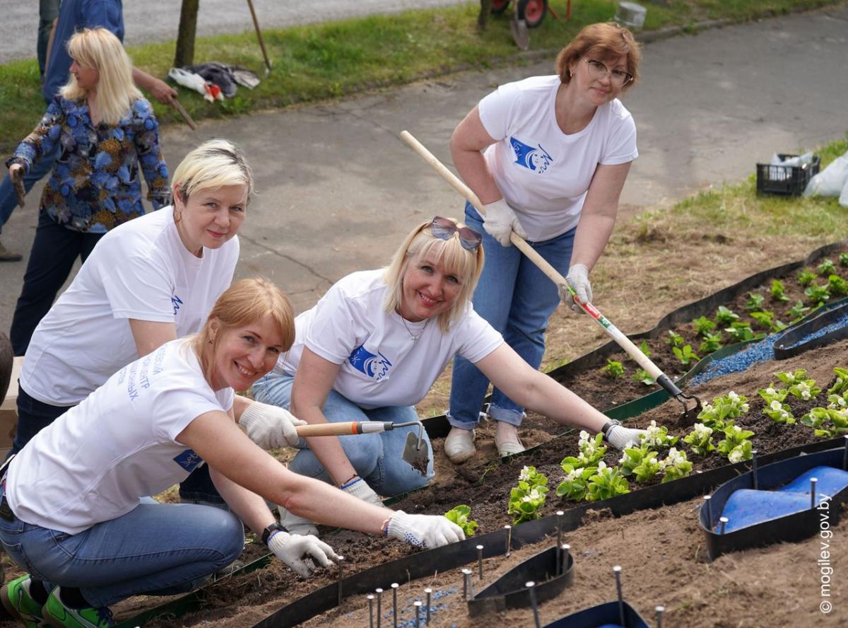 Цветочная эмблема Белорусского союза женщин появилась в Могилеве. Фото