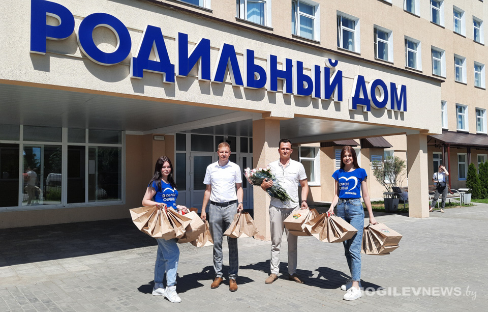 Новорожденных и их мам поздравили в канун Дня Независимости.  Фото