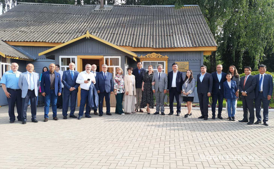 Чрезвычайные и Полномочные Послы иностранных государств в Республике Беларусь посетили класс, в котором учился Александр Лукашенко. Фото. Видео