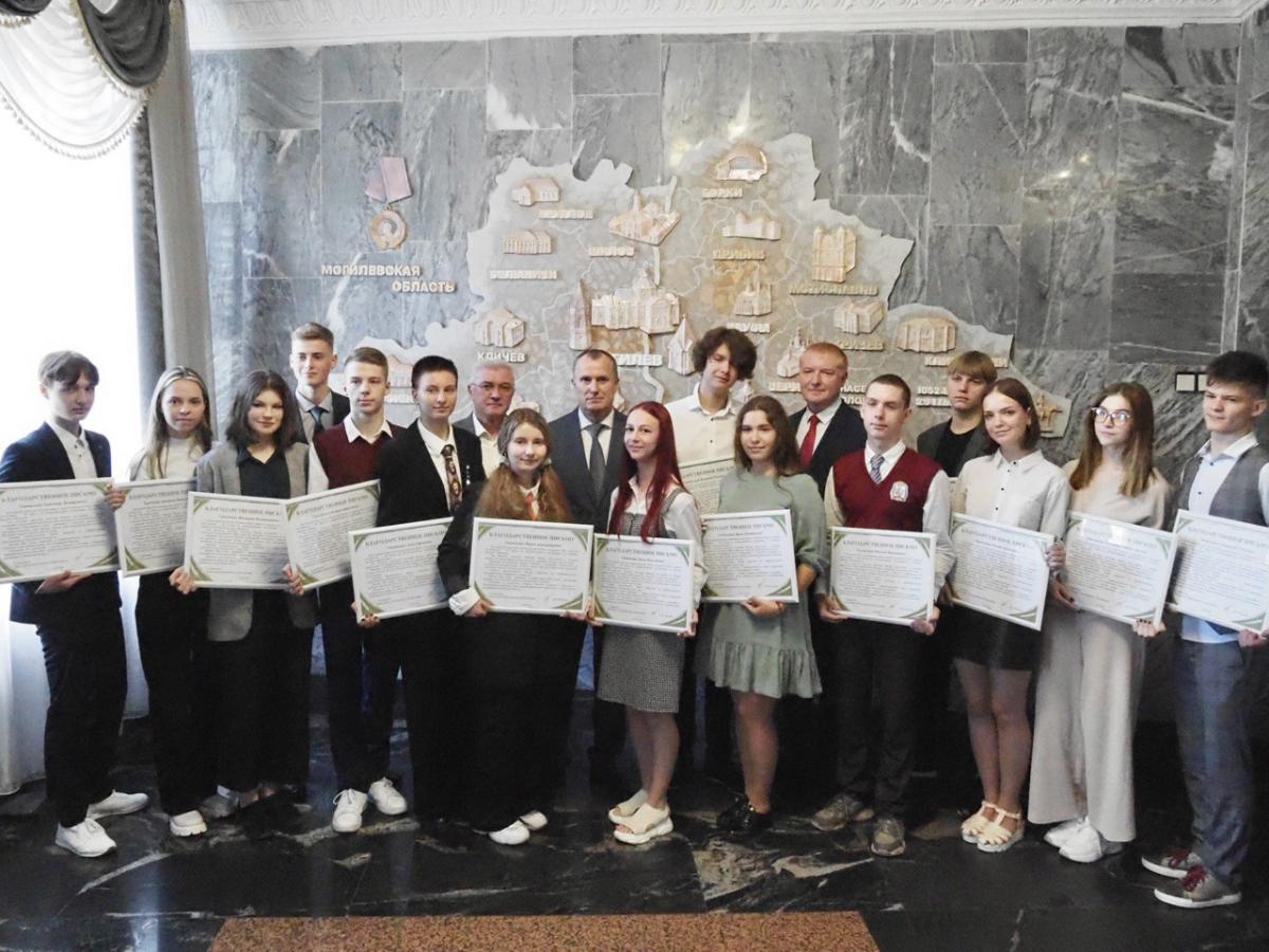 Показавших 100-балльный результат на ЦТ ребят чествовали в Могилеве