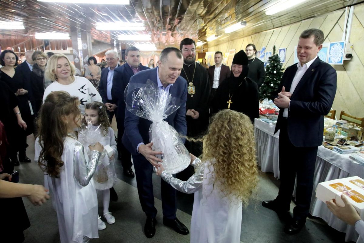 Во Дворце искусств Бобруйска прошел рождественский праздник. Торжество посетил председатель облисполкома Анатолий Исаченко