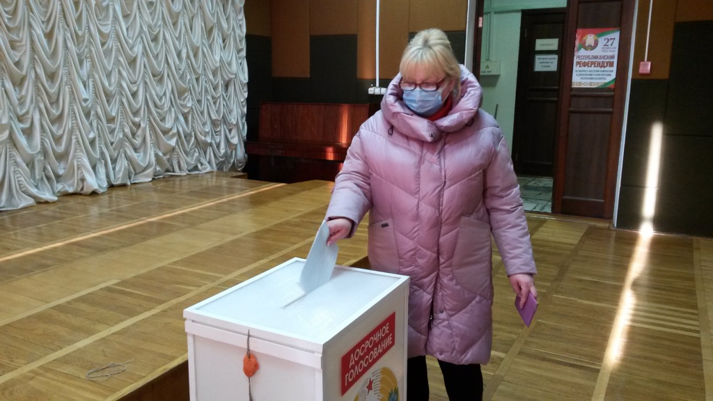 Могилевчане принимают участие в досрочном голосовании на конституционном референдуме. Фото