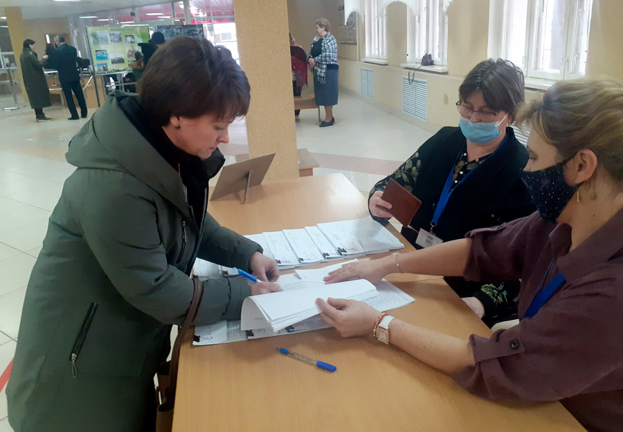 На участках для голосования, которые находятся в СШ №45 города Могилева, с первого дня досрочного голосования наблюдается высокая активность жителей