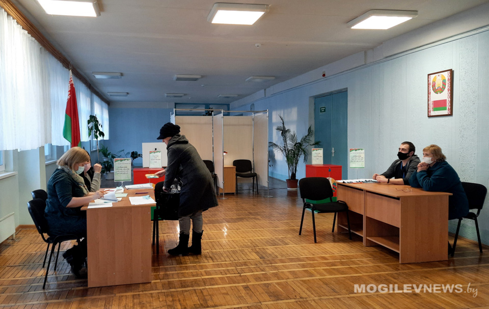 Активно идет голосование на участке №29 в Могилеве