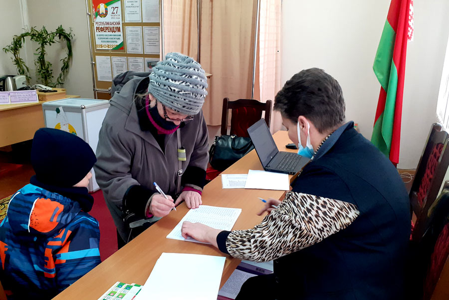 Могилевчанка  Ольга Прядкина  пришла на участок для голосования специально в день своего рождения