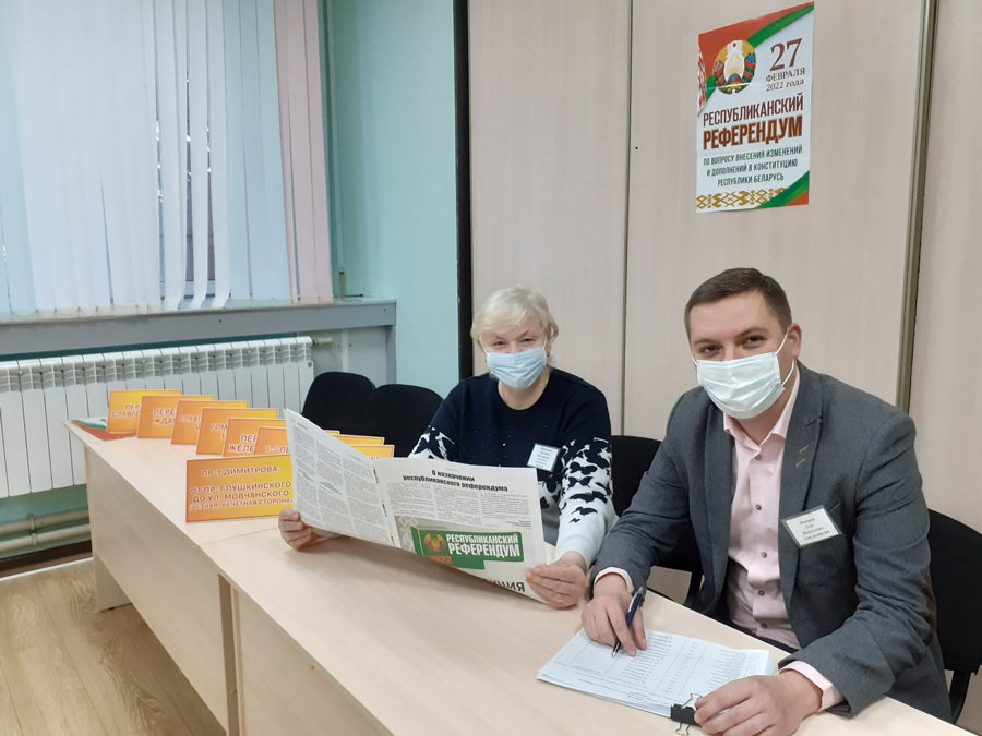 Члены участковой комиссии по референдуму участка для голосования № 120 в  Могилеве отмечают, что  досрочное голосование  идет полным ходом