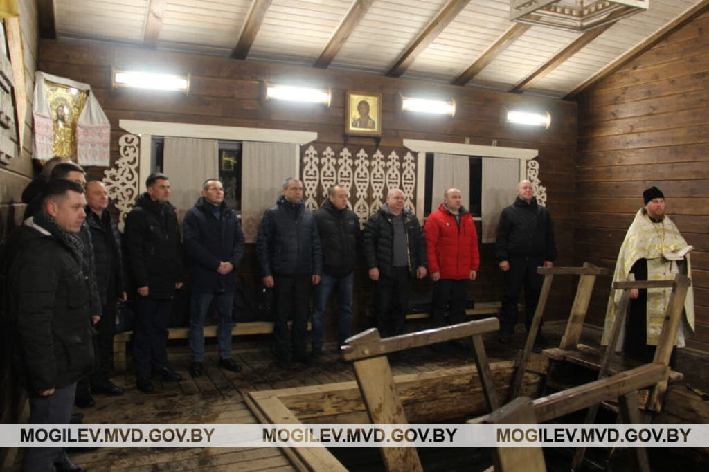 Могилевские правоохранители приняли участие в крещенских купаниях. Фото