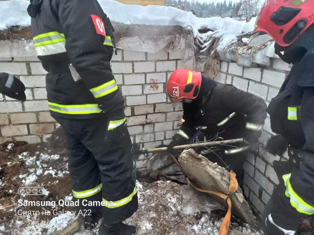 В Шкловском районе мужчину придавило плитой