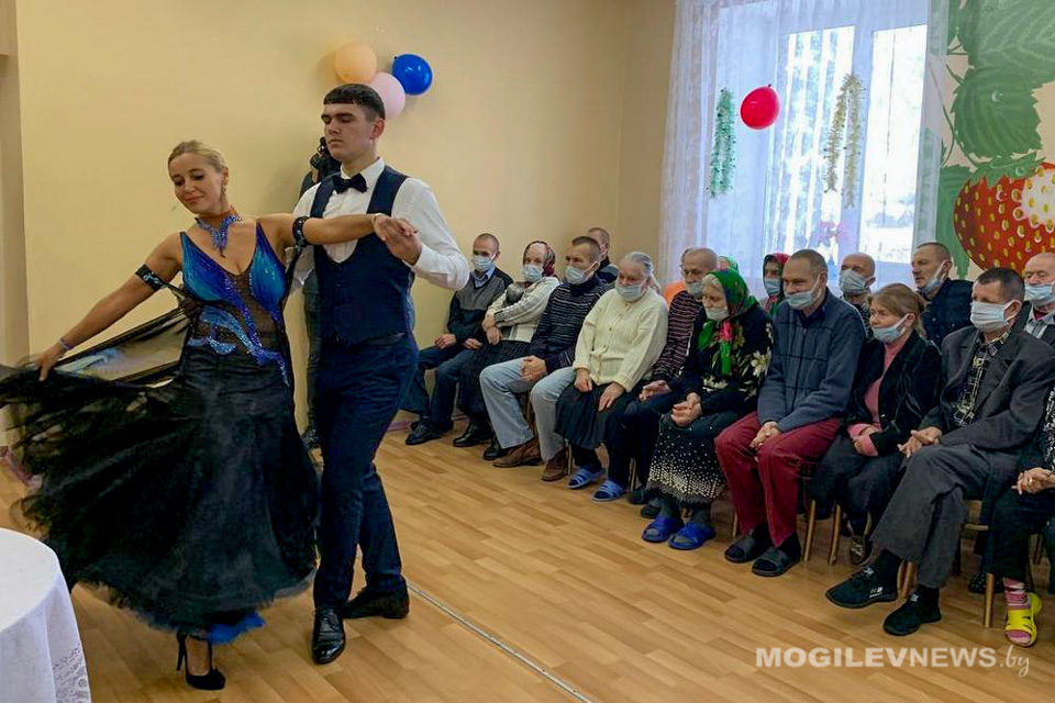 Сотрудники и курсанты Могилевского института МВД посетили дома-интернаты области. Фото